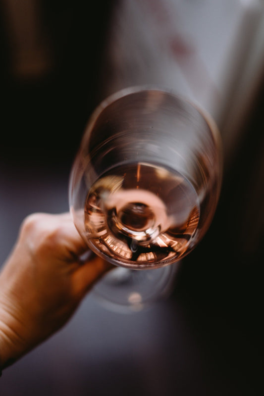 Cómo se hace el vino rosado: el secreto del color que pocos conocen