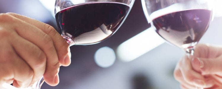 Mano sujetando una copa de vino por el tallo correctamente